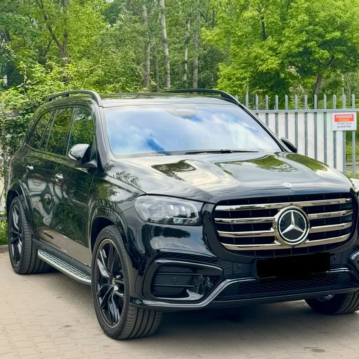 Czarny Mercedes GLS