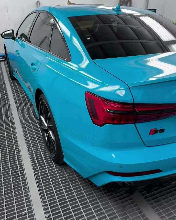 Audi S6 w kabinie lakierniczej